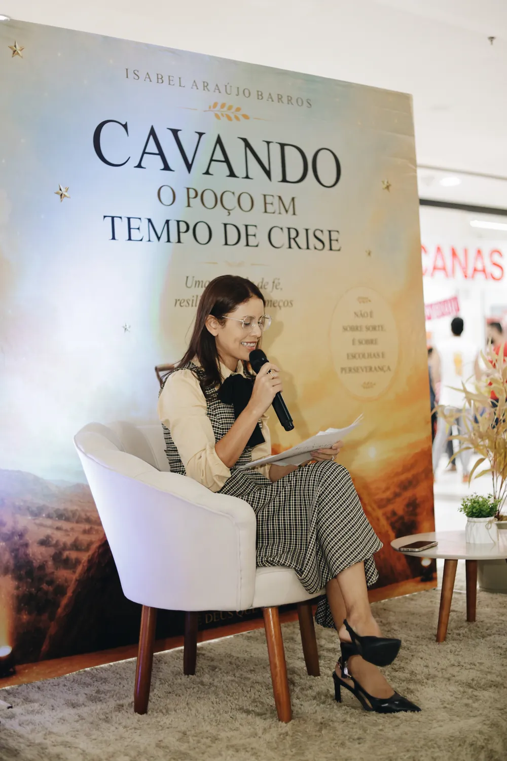 Isabel Araújo Barros no lançamento do livro Cavando o Poço em Tempo de Crise